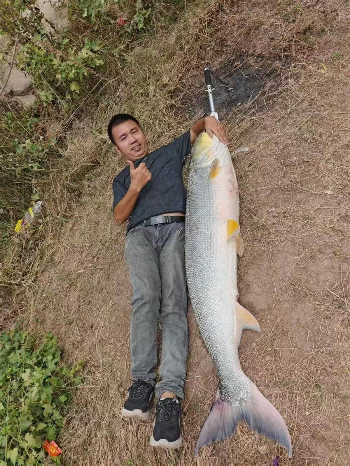 重庆一男子钓上79斤鳡鱼后<strong></p>
<p>币币交易手续费</strong>，背着鱼在闹市当“显眼包”穿行20分钟，本人：有1.64米长