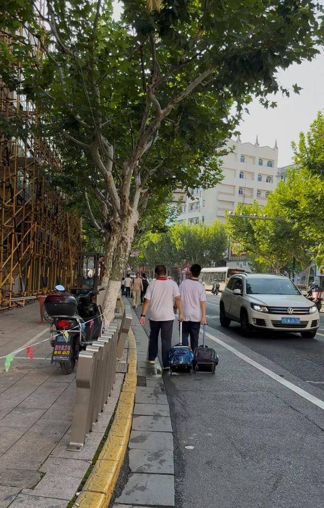 事发上海校门口！学生上学像闯关：夹缝中慢慢腾挪<strong></p>
<p>币币交易手续费</strong>，与非机动车迎面对冲…家长担忧：何时是头