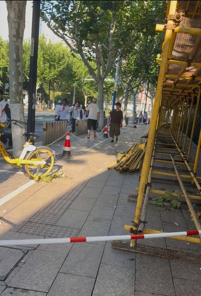 事发上海校门口！学生上学像闯关：夹缝中慢慢腾挪<strong></p>
<p>币币交易手续费</strong>，与非机动车迎面对冲…家长担忧：何时是头
