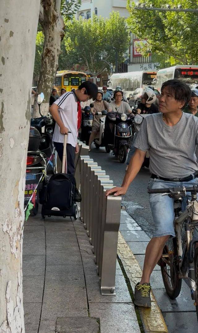 事发上海校门口！学生上学像闯关：夹缝中慢慢腾挪<strong></p>
<p>币币交易手续费</strong>，与非机动车迎面对冲…家长担忧：何时是头