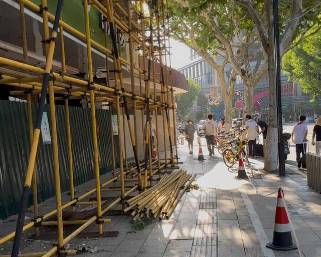 事发上海校门口！学生上学像闯关：夹缝中慢慢腾挪<strong></p>
<p>币币交易手续费</strong>，与非机动车迎面对冲…家长担忧：何时是头