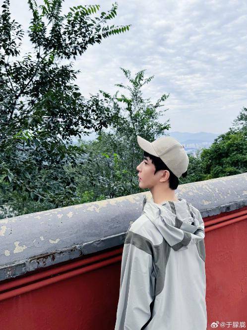 37岁男演员于朦胧被传坠楼<strong></p>
<p>币币交易手续费</strong>，7月刚注销工作室，警方回应