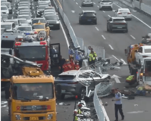 广州鹤洞大桥荔湾往海珠方向3辆小车发生碰撞<strong></p>
<p>币币交易手续费</strong>，致早高峰交通拥堵