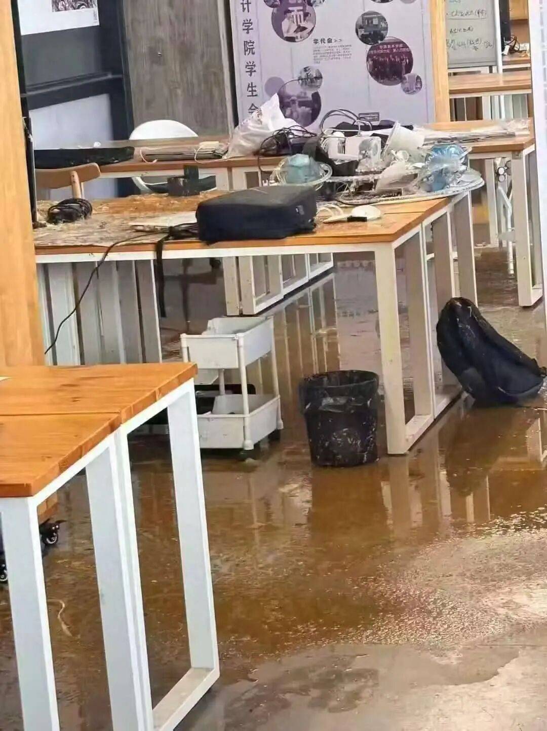 浙江杭州一女生教室正做作业<strong></p>
<p>币币交易手续费</strong>，头顶管道破裂被污水淋头，情绪崩溃大哭，中国美院良渚校区：眼镜堵塞管道致泄漏，女生已得到安抚