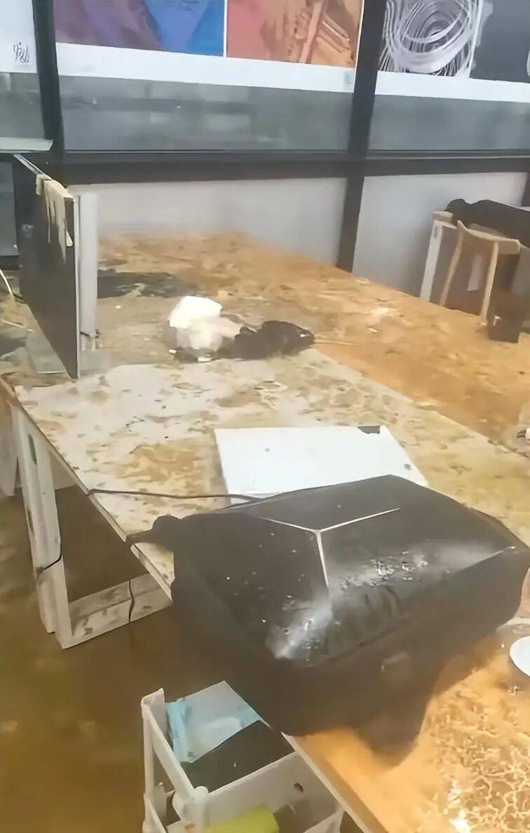 浙江杭州一女生教室正做作业<strong></p>
<p>币币交易手续费</strong>，头顶管道破裂被污水淋头，情绪崩溃大哭，中国美院良渚校区：眼镜堵塞管道致泄漏，女生已得到安抚