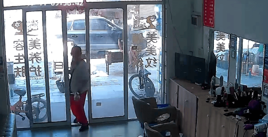 浙江一店主允许大妈门口摆摊<strong></p>
<p>炒币圈</strong>，时常被大妈“投喂”蔬果：每次收摊时，都打扫得干干净净