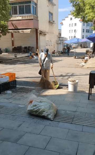 浙江一店主允许大妈门口摆摊<strong></p>
<p>炒币圈</strong>，时常被大妈“投喂”蔬果：每次收摊时，都打扫得干干净净