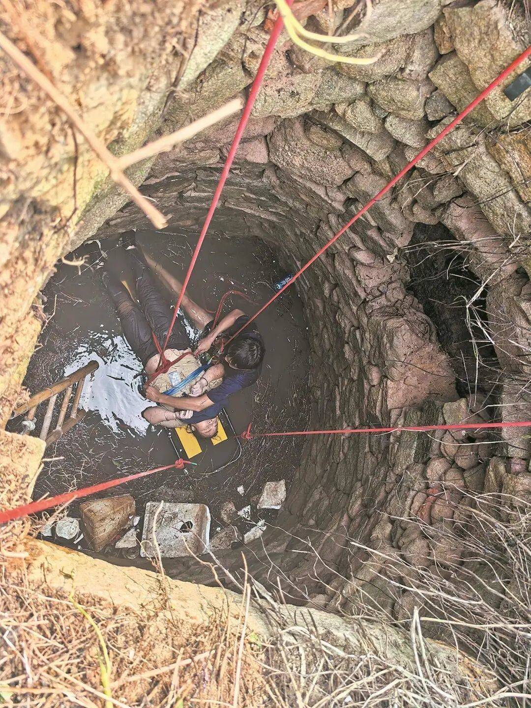 泉州坠井女子“54小时噩梦”：几条蛇爬身上<strong></p>
<p>炒币合约</strong>，双侧肋骨骨折！绝望时靠一个信念坚持活下来……