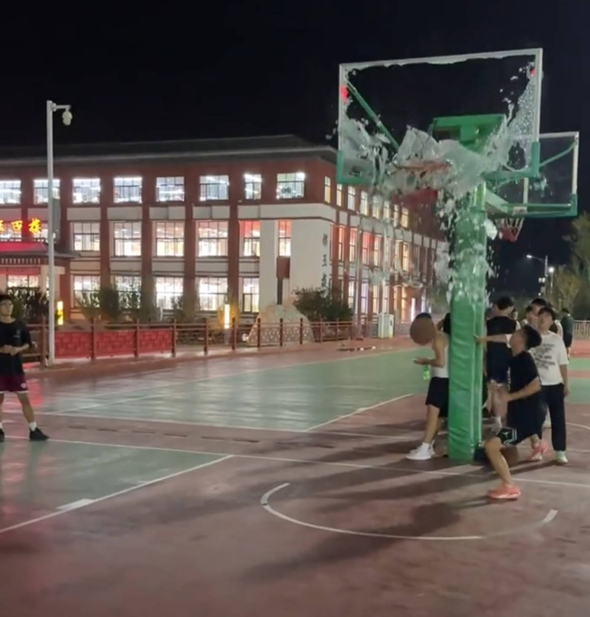 郑州178厘米大学生扣碎篮板<strong></p>
<p>炒币合约</strong>，校方：说明弹跳力好！学校出资购买新篮板，已安装好