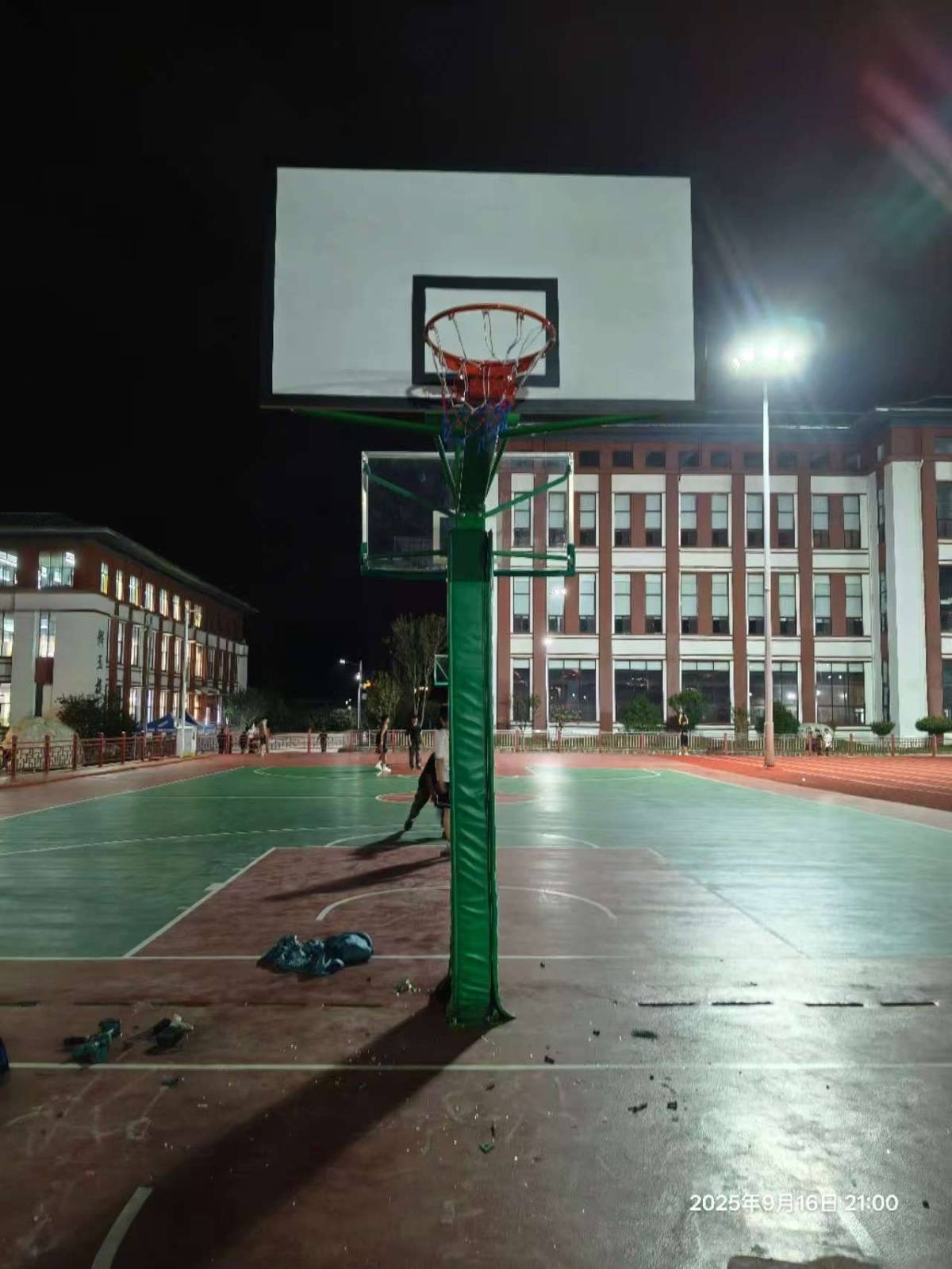 郑州178厘米大学生扣碎篮板<strong></p>
<p>炒币合约</strong>，校方：说明弹跳力好！学校出资购买新篮板，已安装好