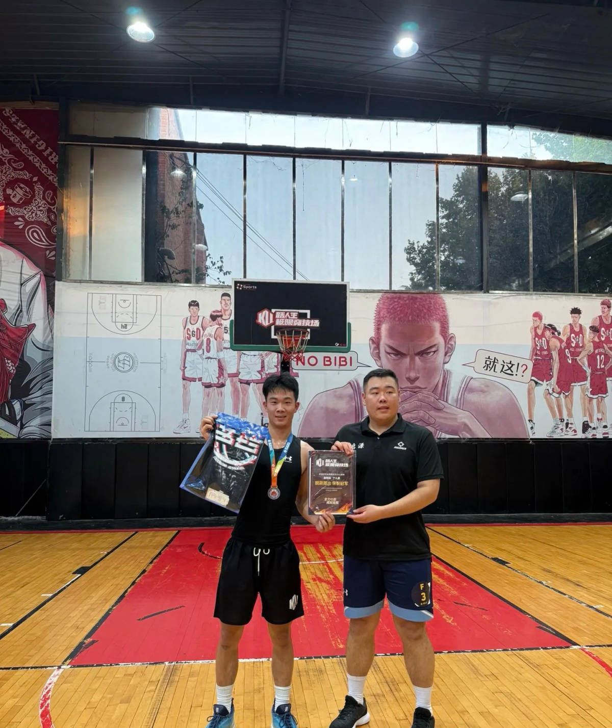 郑州178厘米大学生扣碎篮板<strong></p>
<p>炒币合约</strong>，校方：说明弹跳力好！学校出资购买新篮板，已安装好