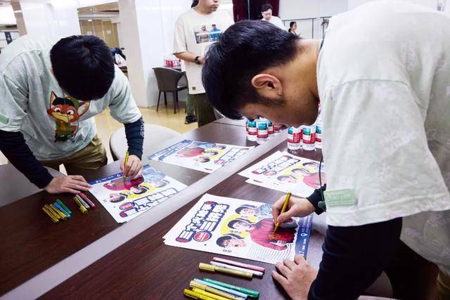 他<strong></p>
<p>炒币大神</strong>，“恶狠狠”讲笑话，得了脱口秀冠军