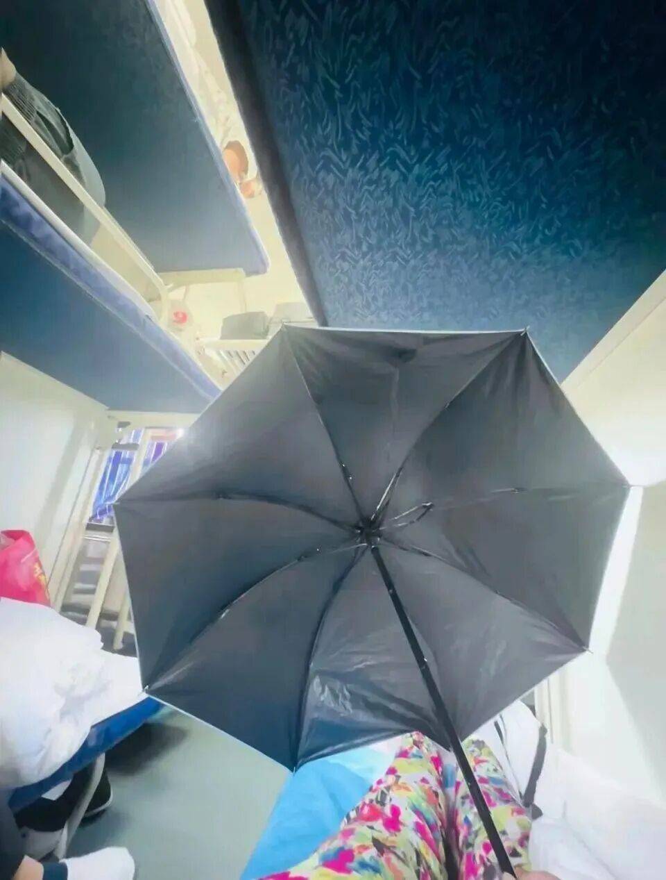 女生躺火车卧铺打伞遮隐私<strong></p>
<p>炒币大神</strong>，“过道坐着两名陌生男乘客”，12306回应