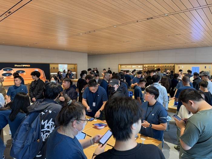 iPhone 17正式开售<strong></p>
<p>炒币大神</strong>，橙色Pro Max黄牛最高加价1500元