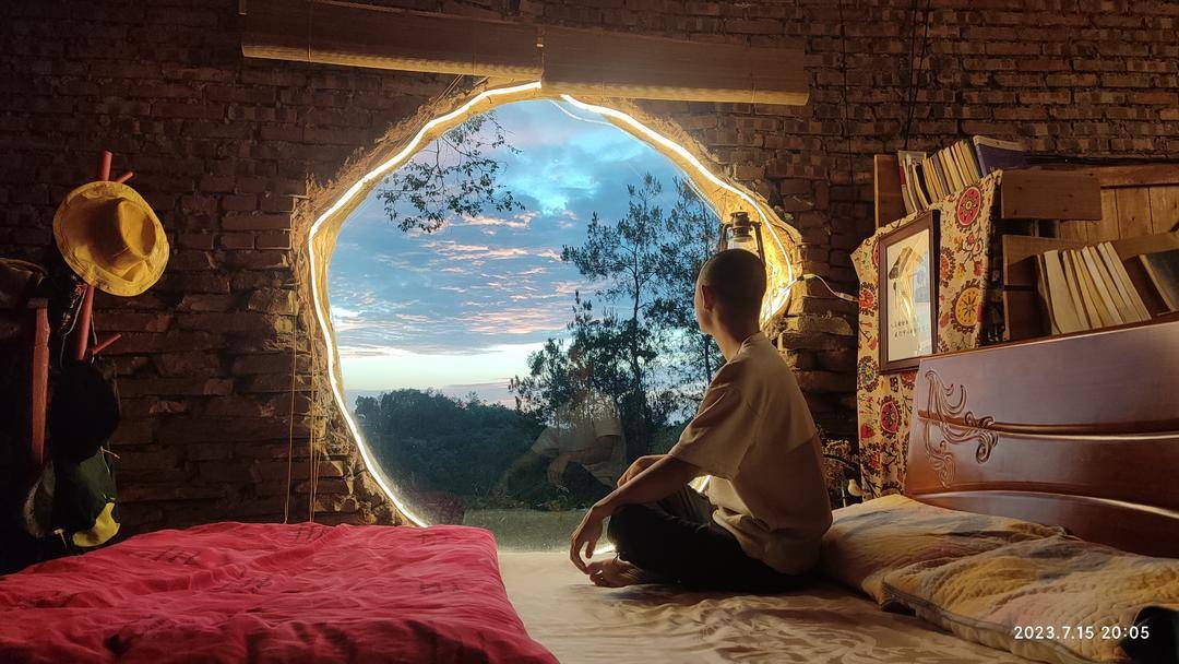 是个人选择还是另有隐情？35岁男子回乡“崖下洞居”惹争议<strong></p>
<p>炒币大神</strong>！｜封面深镜