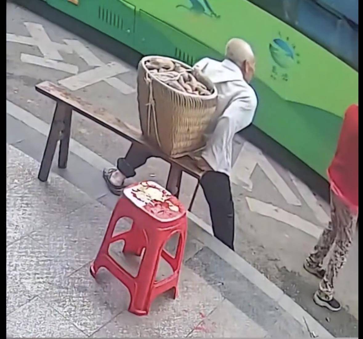 重庆一背篓老人等公交被拒载<strong></p>
<p>现在哪里能炒币</strong>，交通运输局：涉事司机已被开除