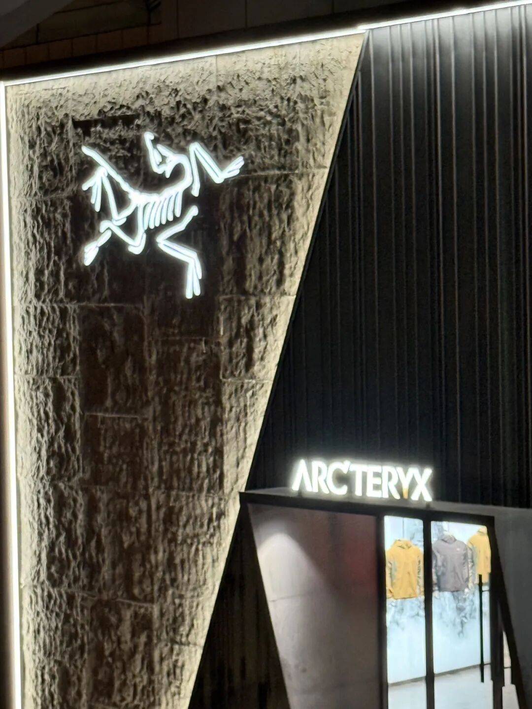 消费者开始退货<strong></p>
<p>现在哪里能炒币</strong>！始祖鸟又被曝海内外道歉内容不一致