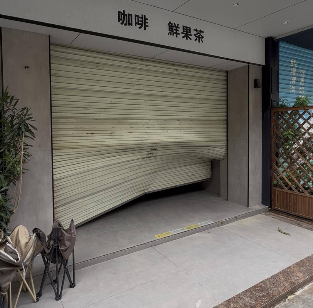 台风天珠海一司机驾越野车造浪冲破多家店玻璃<strong></p>
<p>omg币</strong>，警方：行拘10日！