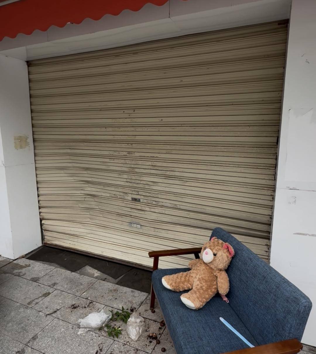 台风天珠海一司机驾越野车造浪冲破多家店玻璃<strong></p>
<p>omg币</strong>，警方：行拘10日！