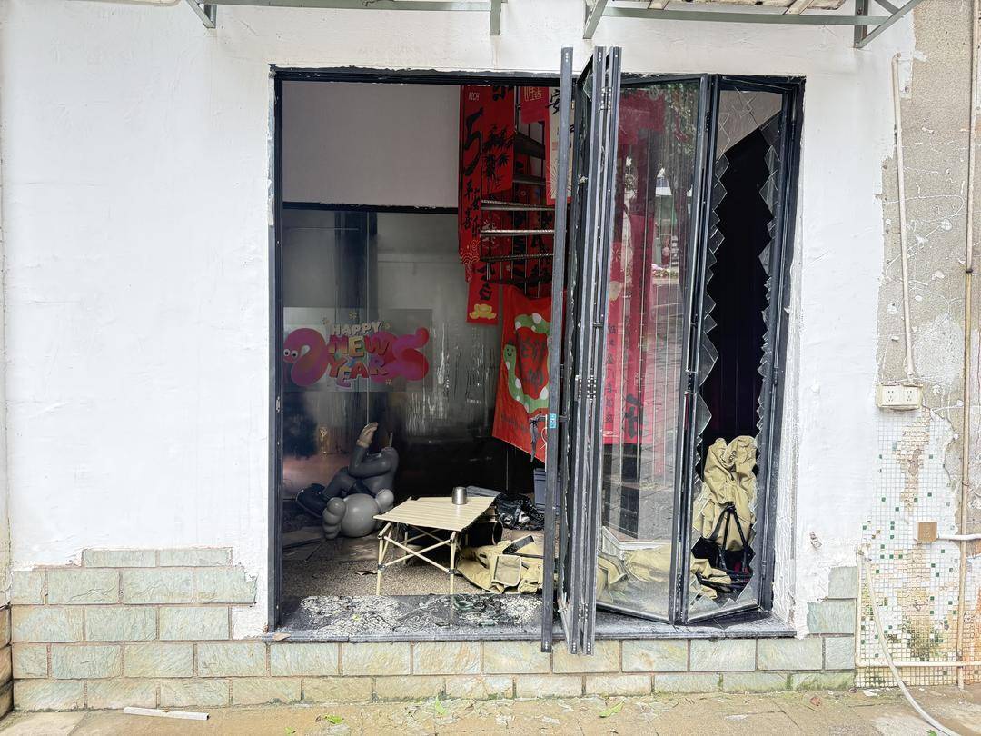 台风天珠海一司机驾越野车造浪冲破多家店玻璃<strong></p>
<p>omg币</strong>，警方：行拘10日！