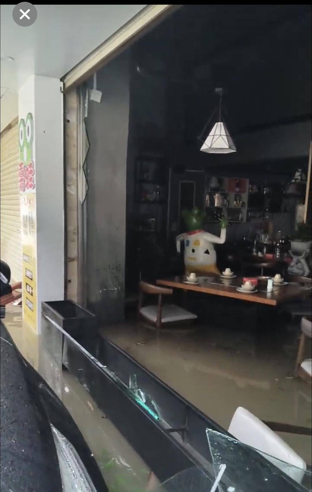 台风天珠海一司机驾越野车造浪冲破多家店玻璃<strong></p>
<p>omg币</strong>，警方：行拘10日！