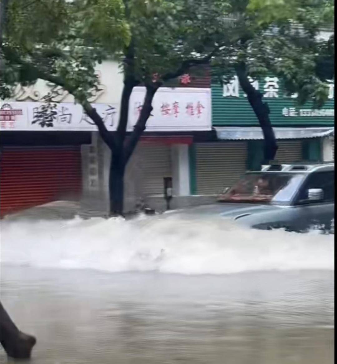 台风天珠海一司机驾越野车造浪冲破多家店玻璃<strong></p>
<p>omg币</strong>，警方：行拘10日！