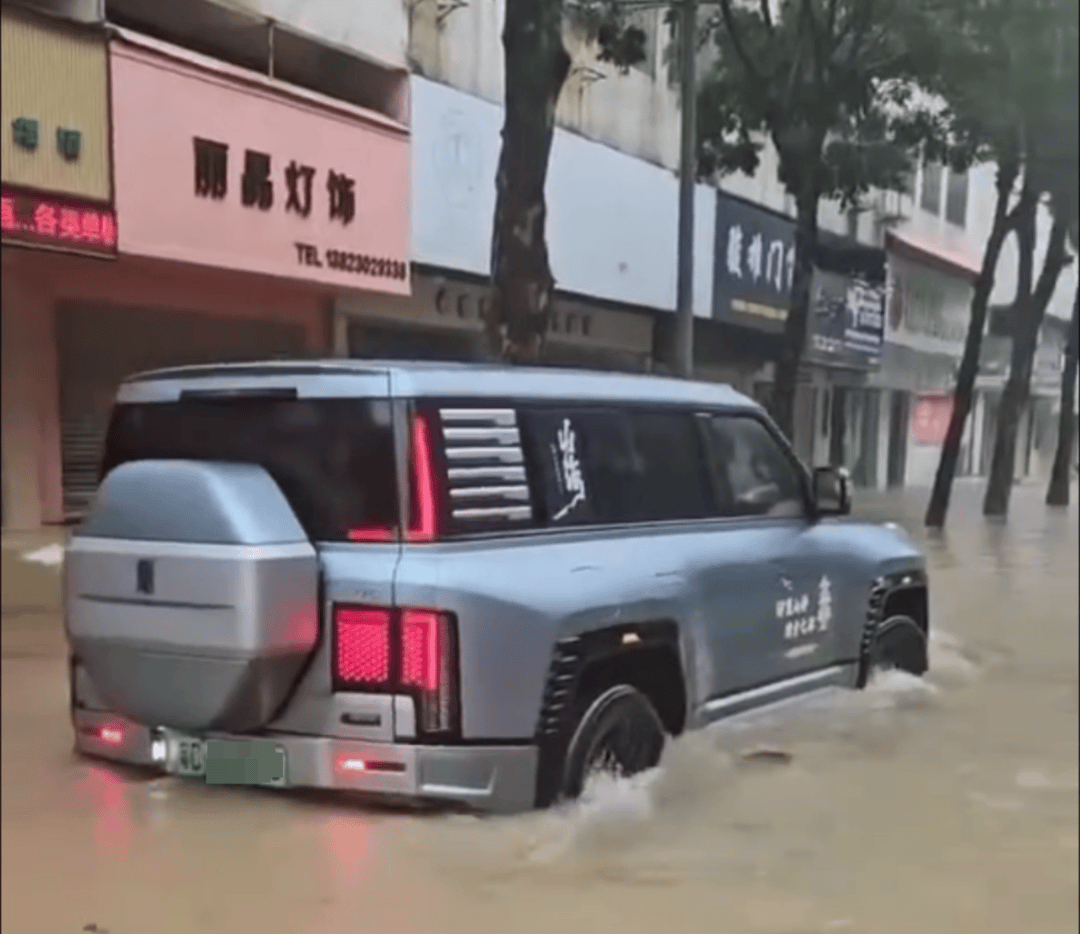 台风天珠海一司机驾越野车造浪冲破多家店玻璃<strong></p>
<p>omg币</strong>，警方：行拘10日！