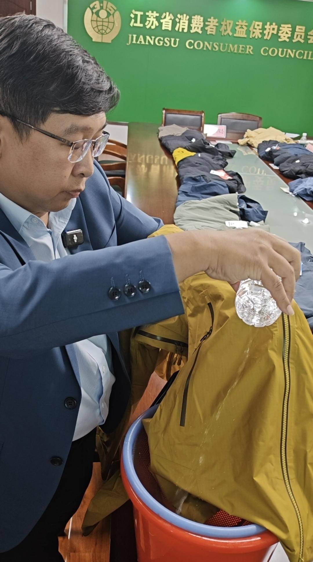 注意！冲锋衣40款里3款“不防水”<strong></p>
<p>omg币</strong>，教你一招在家也能测