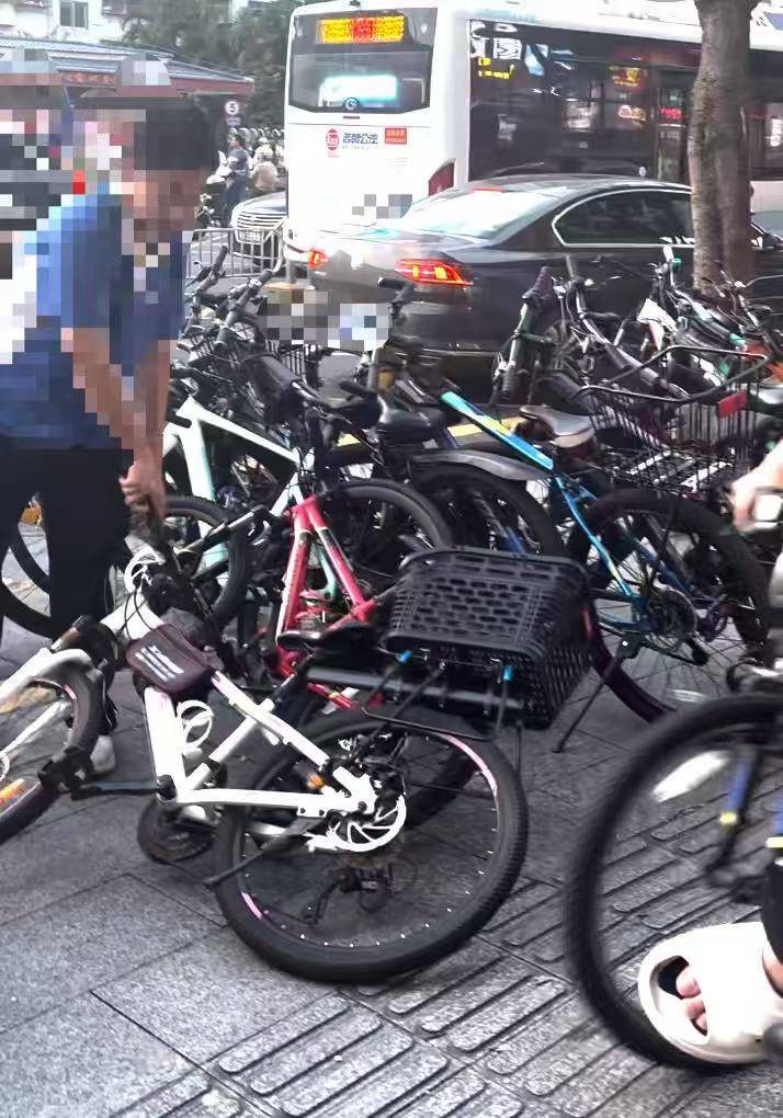 深圳一医院门口被指“举步维艰”<strong></p>
<p>币圈eth</strong>！整治后记者实探:仍很堵