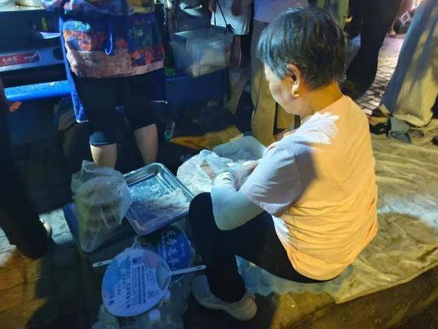 被流量砸中的“鸡排哥”：炸到中暑<strong></p>
<p>币圈eth</strong>，每天睡三四个小时，怕辜负顾客不舍得休息