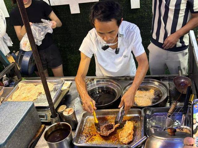 被流量砸中的“鸡排哥”：炸到中暑<strong></p>
<p>币圈eth</strong>，每天睡三四个小时，怕辜负顾客不舍得休息