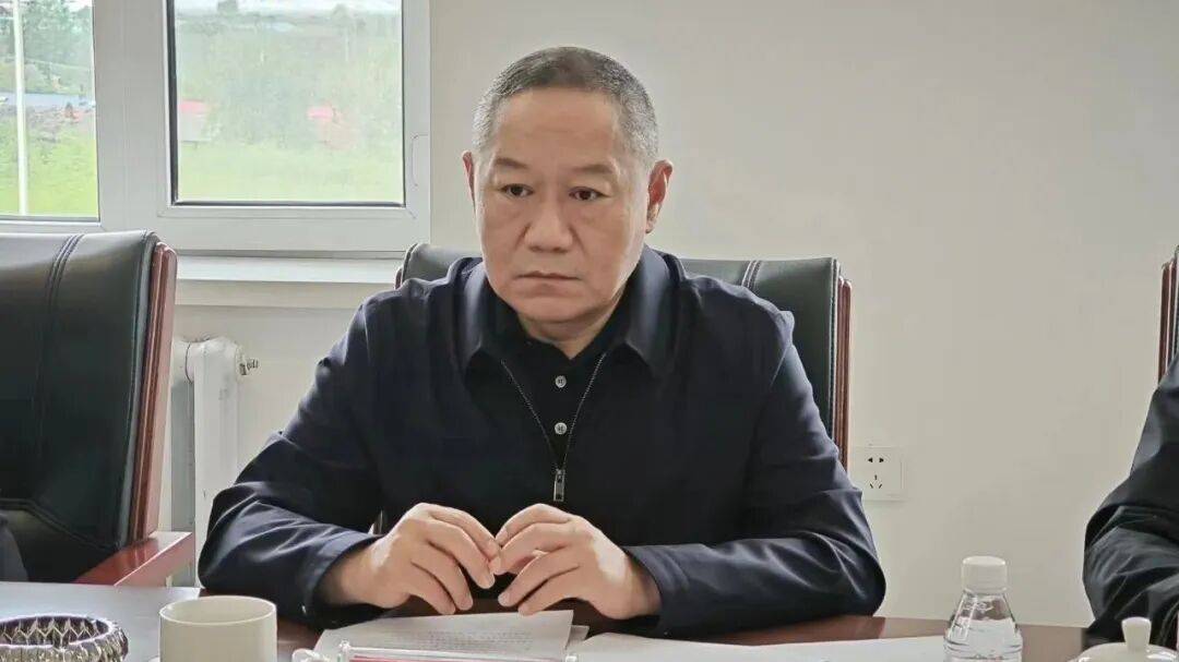 副局长赵德全邀请7名同事、朋友去某场所进行娱乐活动，花了1.71万，由管理和服务对象支付