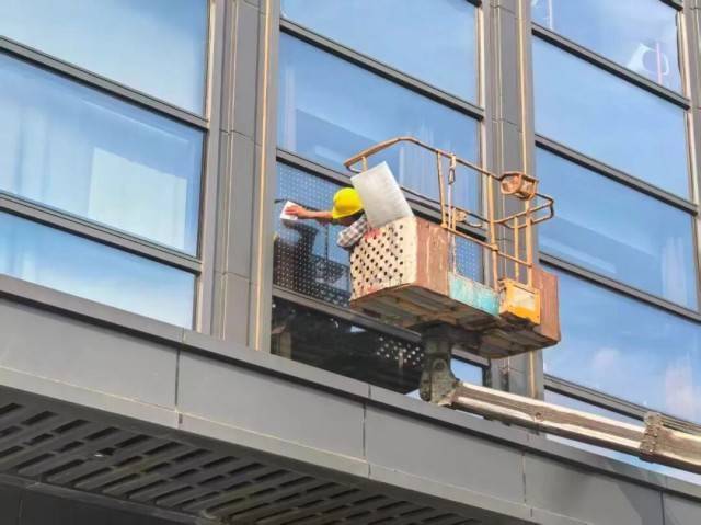 北京一座大厦楼下躺了14只鸟<strong></p>
<p>寻街币</strong>，12只已死亡！元凶竟是玻璃