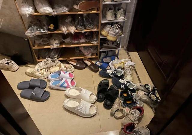 物业“不让门口放鞋子”<strong></p>
<p>寻街币</strong>，门口放鞋柜违法吗？