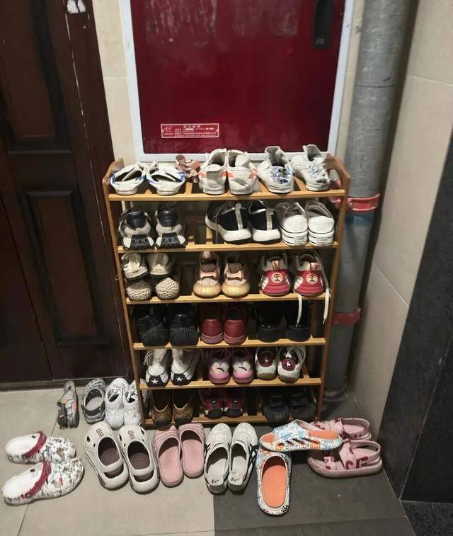 物业“不让门口放鞋子”<strong></p>
<p>寻街币</strong>，门口放鞋柜违法吗？