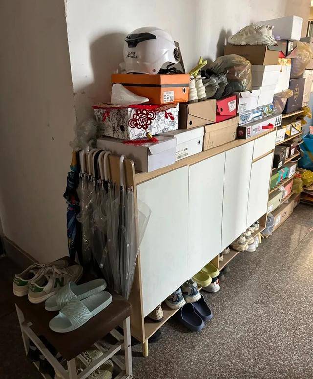 物业“不让门口放鞋子”<strong></p>
<p>寻街币</strong>，门口放鞋柜违法吗？