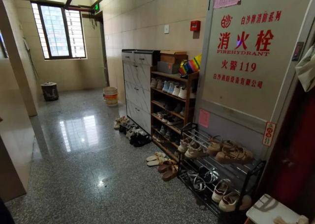 物业“不让门口放鞋子”<strong></p>
<p>寻街币</strong>，门口放鞋柜违法吗？