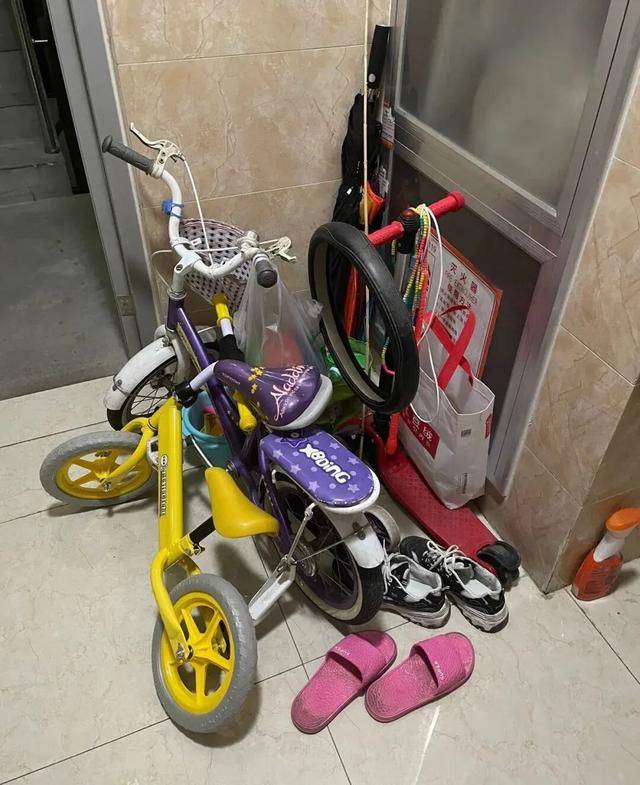 物业“不让门口放鞋子”<strong></p>
<p>寻街币</strong>，门口放鞋柜违法吗？