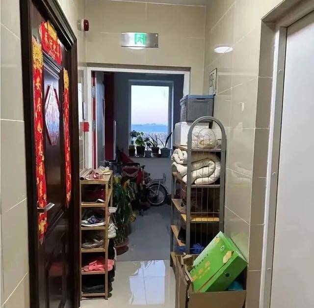 物业“不让门口放鞋子”<strong></p>
<p>寻街币</strong>，门口放鞋柜违法吗？