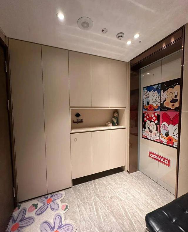 物业“不让门口放鞋子”<strong></p>
<p>寻街币</strong>，门口放鞋柜违法吗？