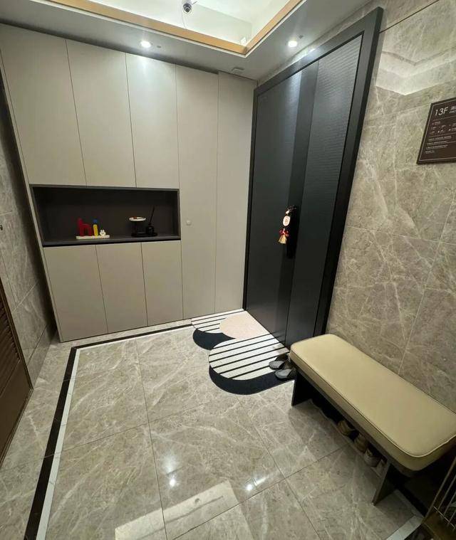 物业“不让门口放鞋子”<strong></p>
<p>寻街币</strong>，门口放鞋柜违法吗？