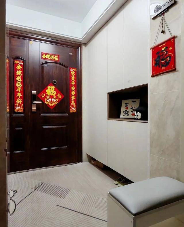 物业“不让门口放鞋子”<strong></p>
<p>寻街币</strong>，门口放鞋柜违法吗？