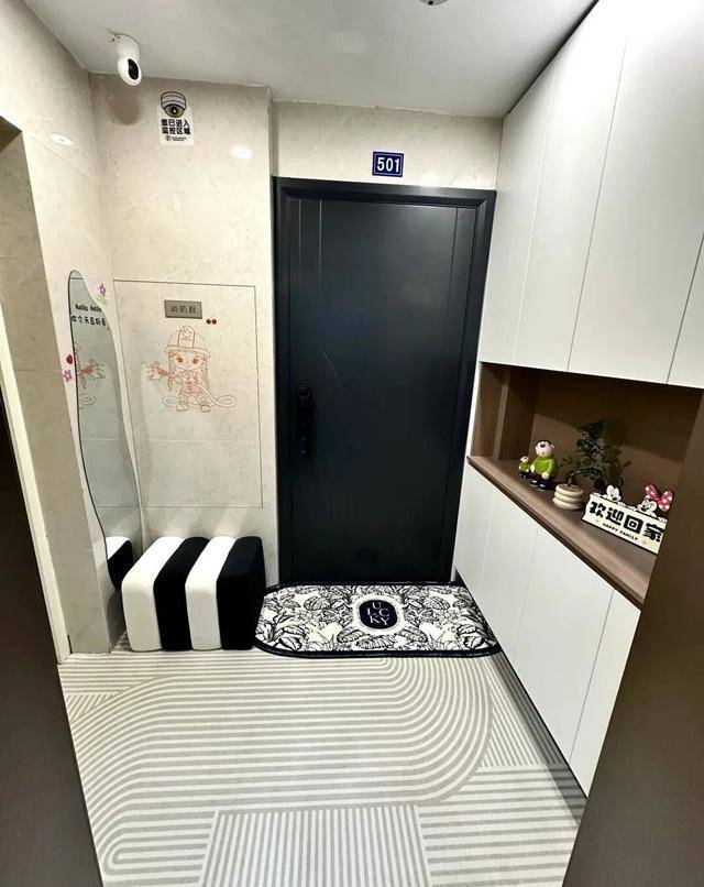 物业“不让门口放鞋子”<strong></p>
<p>寻街币</strong>，门口放鞋柜违法吗？