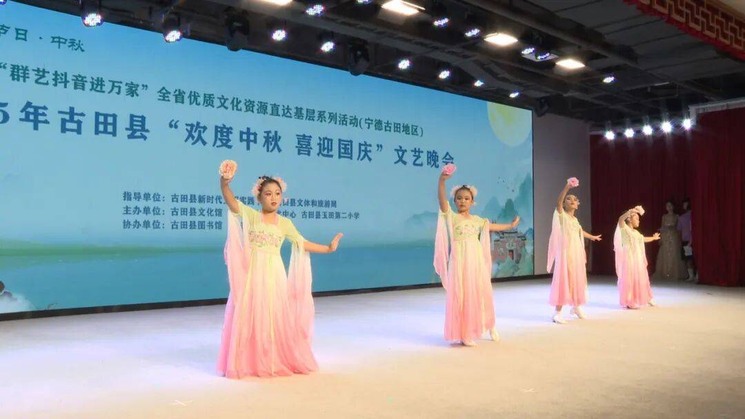 <strong></p>
<p>寻街币</strong>我县举办“欢度中秋 喜迎国庆”文艺晚会