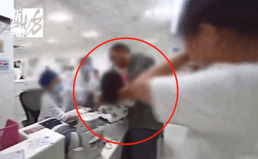 事发上海晚高峰！汹涌车流中<strong></p>
<p>v币</strong>，一男子绝望跳车，直奔民警而去……