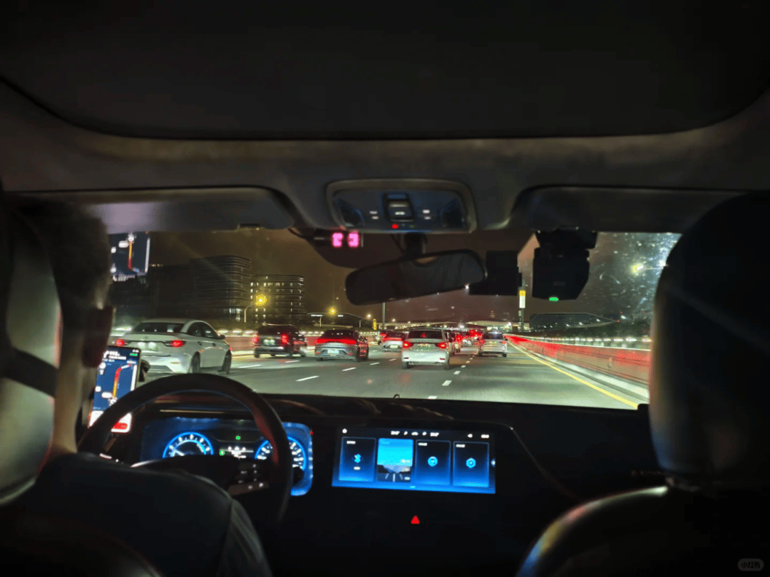 “不亚于春节回家”！凌晨5点<strong></p>
<p>v币</strong>，深圳有人已经堵在路上……