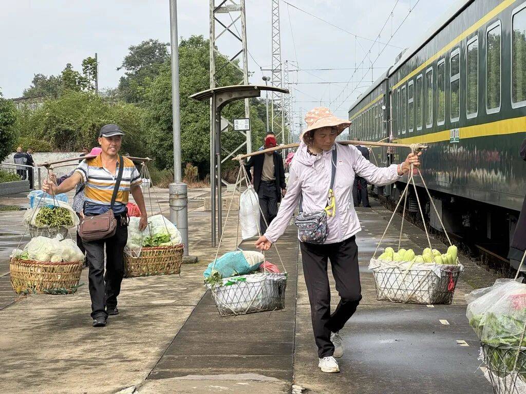 纸质火车票退场<strong></p>
<p>v币</strong>，每道折痕里都藏着远方、爱情与山河记忆
