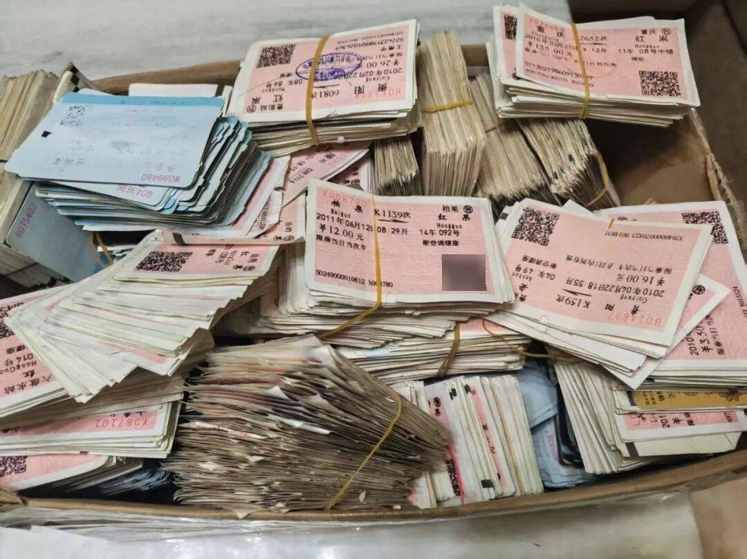 纸质火车票退场<strong></p>
<p>v币</strong>，每道折痕里都藏着远方、爱情与山河记忆