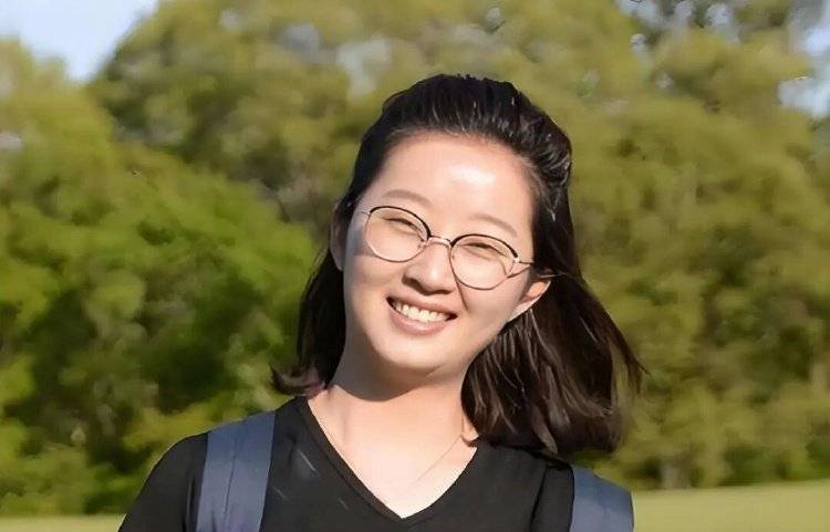 章莹颖男友国庆探望章父并协助直播<strong></p>
<p>极特币交易</strong>，网友劝其早点结婚，本人回应