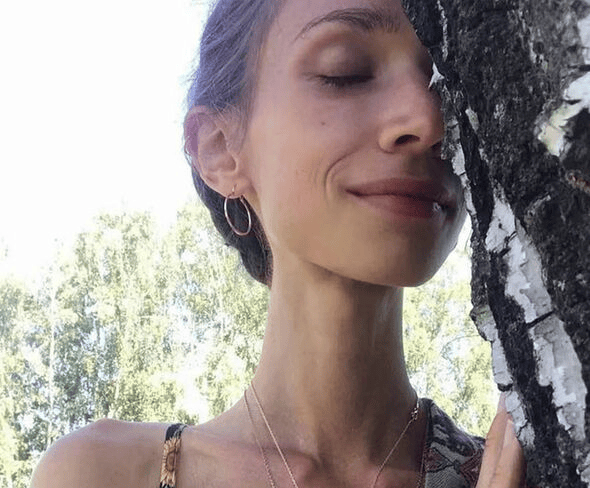 坚持只吃水果8年<strong></p>
<p>夜币</strong>，27岁波兰女子巴厘岛酒店去世：体重仅22公斤，指甲变黄牙齿腐烂